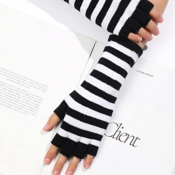 New! Fingerless Gloves Black & White Striped Knit Sleeve Retro Gloves - Picture 1 of 4